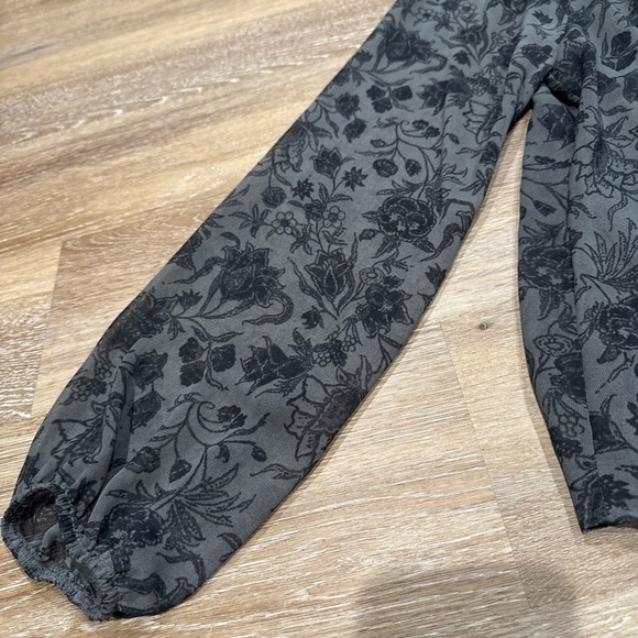 ASTR Size L Floral Gray and Black Ruffled Long Balloon Sleeve Blouse - Picture 8 of 13
